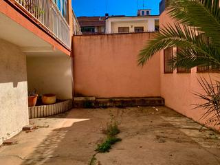 Business premise in Bartomeur robert  48. Local con patio luminoso en venta