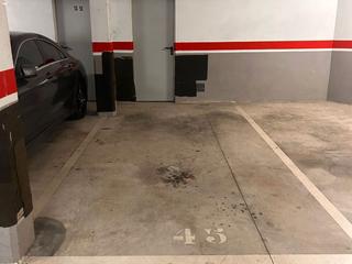 Location Parking voiture à Calle de la serra  2. Plaza de parking con trastero