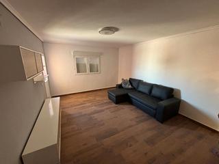 Casa a Las casas 5. Vivienda adosada en zona tranquila con 1 altura y garajes.