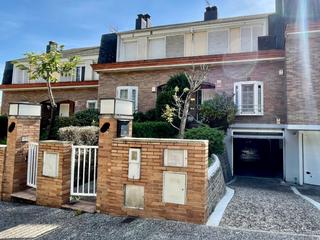 Casa adossada a Estudi general de girona  90. Magnífica casa en la mejor zona de girona