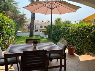 Apartament a Carrer pinell 3. Planta baja de 2hab.  con jardín privado