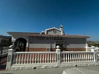 Towny house in Calle berlín 1. Se vende estupenda finca rústica con más de 4000 m2 de terreno.