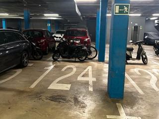 Miete Autoparkplatz in Llull 350. Parking per a cotxe i moto. fàcil accés
