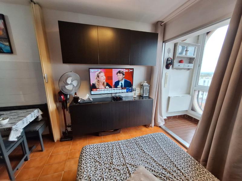 Foto 5e35a67a-fe15-4eae-98d0-bac48c885b48. Apartamento en carrer muga-delta 10 1 er ligne de mer avec place de parking privé secteur muga en Empuriabrava
