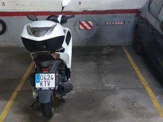 Rent Motorcycle parking in Gran vía de les cortes catalanes  1070. Se alquila plaza de moto en plaza de coche compartida. muy espac