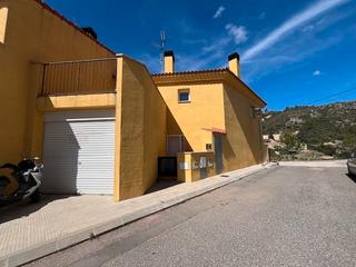 Casa adossada a Sant agustí 34. Casa familiar semi nueva