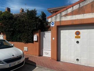 Maison jumelée à Calle alicante 330. Acojedor chalet pareado