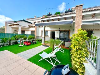 Maison jumelée à Calle la castellana 3. Chalet adosado en venta en san miguel de salinas