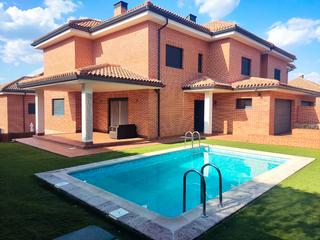 Location Maison jumelée à Pico de la miel  16. Impresionante chalet en la urbanización los pinarejos