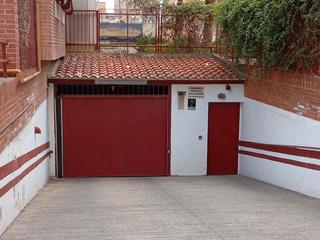 Aparcament cotxe a Calle melilla 12. Garaje coche + moto