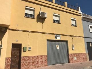 Casa a Calle madrid 17. Casa y garaje en planta baja