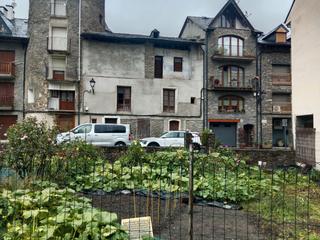 Maison jumelée à Carrer la vall 12. Casa de pueblo muy grande a reconstruir