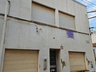 Casa a Carrer metge coto i garcia 73. Casa ben ubicada que dona tres carrers