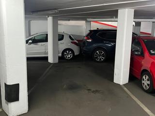 Aparcament cotxe a Joan d’austria 111. Plaza de parking para coche grande