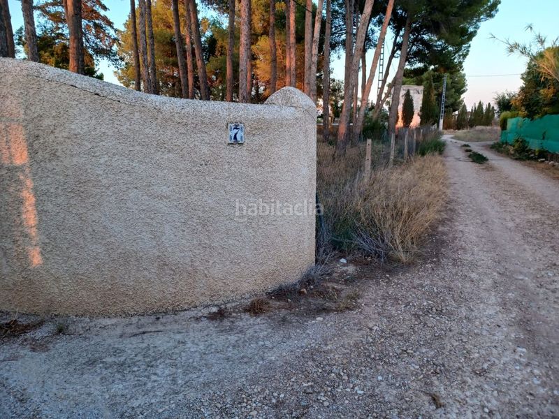 Foto f8c71e1d-a581-4de8-b299-3fc00134a86d. Casa en calle los comercios 3 venta de parcela en Albacete