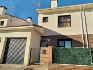 Casa adossada a Calle viñas 15. Vivienda adosada de protección pública, con reciente tasación po