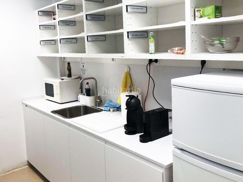 Foto 45cc16a8-5a45-4e45-9cf9-16cd32d2a341. Alquiler oficina en calle industria 60 despachos de diferentes tamaños en Barcelona