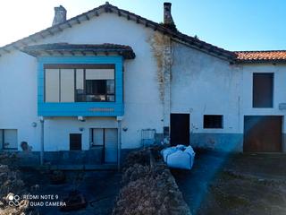 Maison jumelée à Barrio las escuelas 47. Casa adosada a reformar