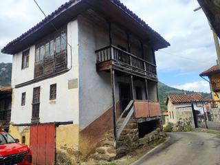 Masia a Lugar casares 51. Casa de aldea en la montaña asturiana.