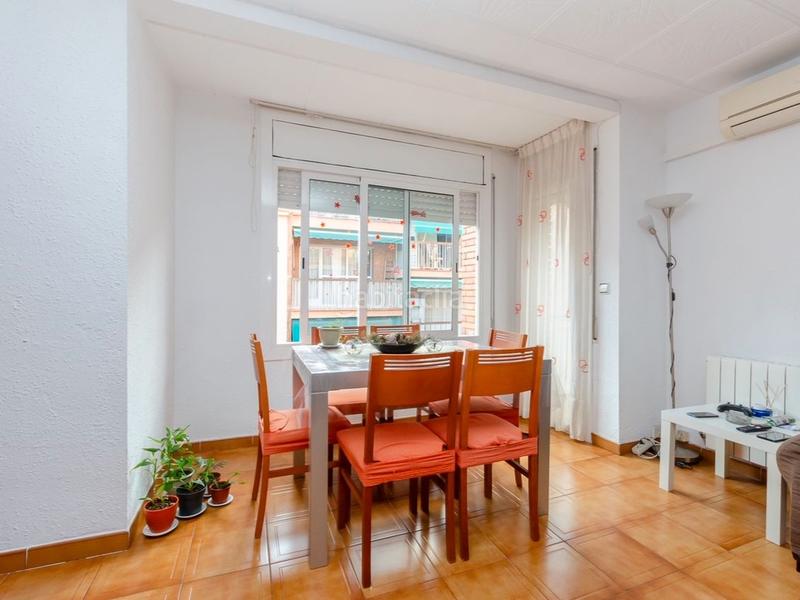 Foto 661fceaf-f7bb-4d5f-b828-fb7cbdb96091. Piso en felip ii 16 oportunidad amplio piso en venta en Badalona