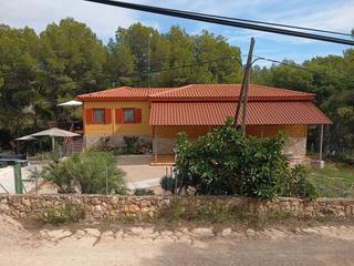 Xalet a Carrer dels bolets 225. 2 casas en gran parcela de 2.700m2 con picina en urbanutzació sa