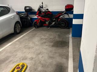 Aparcament cotxe a Manuel clavero arévalo  2. Plaza de garaje espaciosa para coche y moto