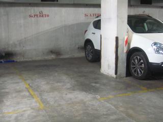 Aparcament cotxe a Carrer de viladomat 88. Plaza coche mediano, puerta automática