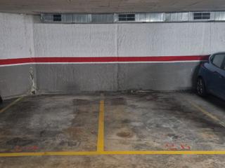 Parking coche en General prim 55. 3 plazas de parking para coche grande