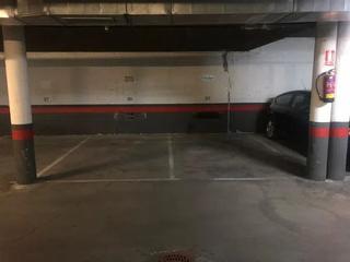 Alquiler Parking coche en Catalina suarez 26. Plaza para vehículo grande
