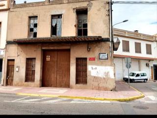 Casa adossada a Carrèr valència 91. Posibilidad de hacer una finca con ventanas y balcones a dos cal