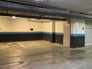 Alquiler Parking coche en Avinguda pompeu fabra 29. Parking grande de 3,05m x 5m, portón eléctrico, fácil de aparcar