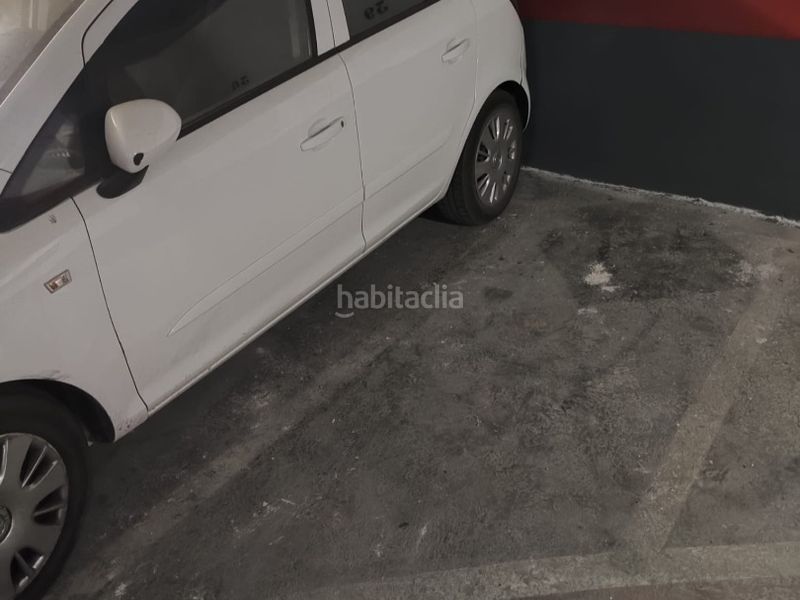 Foto e6e0f7b0-2cc1-46b7-bdc0-67e5492ee0d1. Motorradparkplatz in carrer casp 51 in Dreta de l´Eixample Barcelona