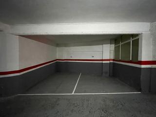 Miete Autoparkplatz in Aragó 347. Doble aparcamiento ideal para coche y moto, de 16 metros