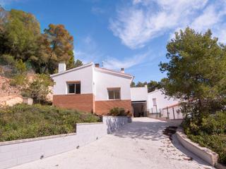 Alquiler Casa en Carrer ferran sor 51. Casa nueva luminosa y con vistas a la montaña agradable