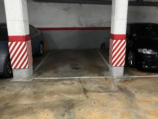 Aparcament cotxe a Carrer de les escoles 23. Parking para coche grande