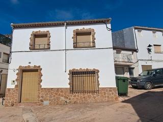 Casa adosada en Plaza constitucion 1. Gran casa de pueblo en zona inmejorable