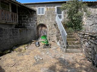 Masia a Fontefria 7. Casa de piedra típica de la ribera sacra