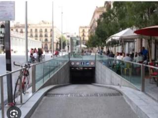 Lloguer Aparcament cotxe a Plaça comercial 1. Parking vigilado 24h con ascensor