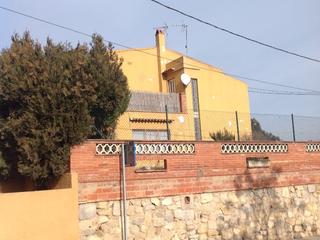 Casa adossada a Joan de llovet 2. Esquinera a 3 vientos con jardín a reformar