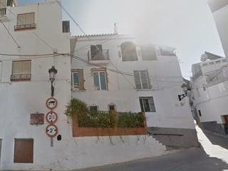 Casa a Calle las flores 1. La casa de 4 alturas, de 117 m2, situada en el centro urbano.