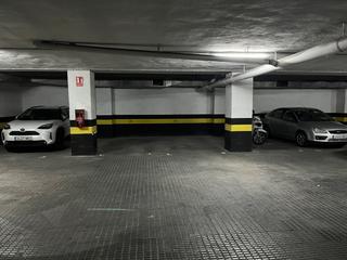 Aparcament cotxe a Av. josep tarradellas 97. Plaza de parking amplia y de fácil acceso