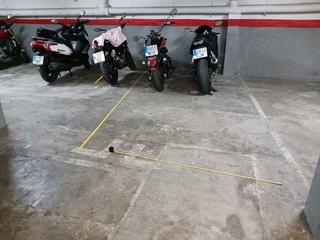 Location Parking voiture à Carrer torrent de can mariner 17. Plaza para coche y moto en alquiler en primera planta