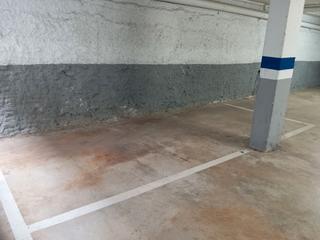 Aparcament cotxe a Carrer del torrent 45. Parking para coche grande de 5x2,20 metros