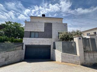 Xalet a Carrer raval 73. Chalet con piscina en rosselló (lleida)