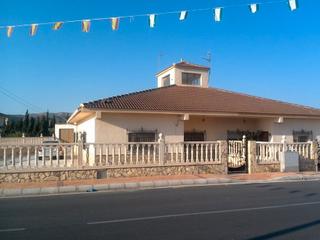 Casa en alquiler en arboleas. villa con gran jardi