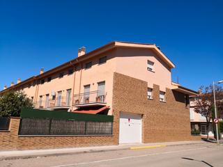 Casa adosada en Era d'en carbo 24. Casa inmillorable, zona tranquila, molt assolellada, garaig, jar