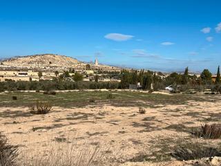 Finca rústica a Camino el chato 14. Terreno con proyecto de chalet de 275m2 y piscina de 32m2. licen