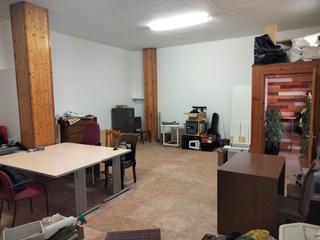 Rent Business premise in Les abelles 21-23. Local tranquil