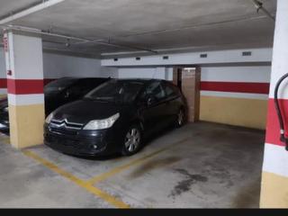 Miete Autoparkplatz in Calle marinel.lo bosch 113a 113. Parquin grande para coche y moto