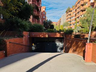 Rent Car parking in Paseo manuel girona 55. Parking grande (coche y moto)